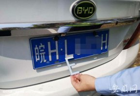 “L”改成“E” 池_慶典設(shè)備租賃州女司機用魔術(shù)貼偽變造車牌